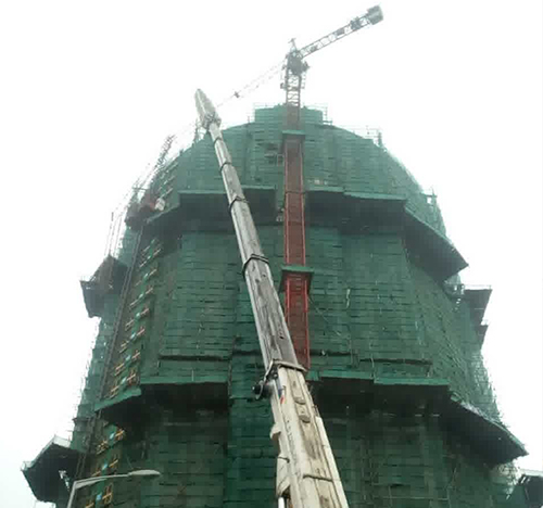 余庆吊车在工地上作业